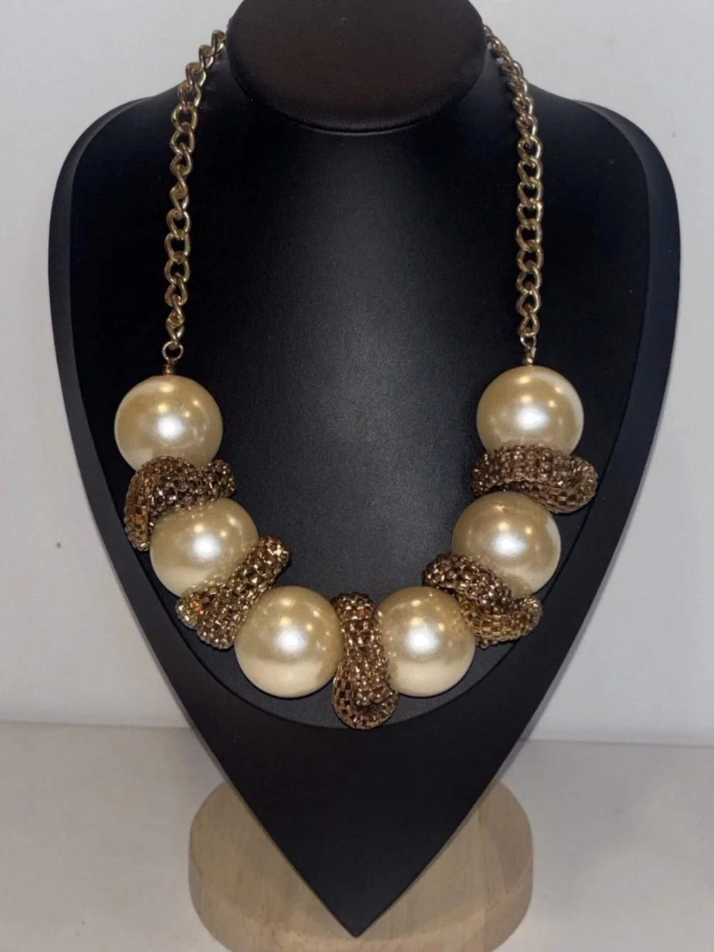 Vintage 80s‎ Hugh Chunky Runway Faux Pearl Gold Tone Mesh Snake Chain Necklace